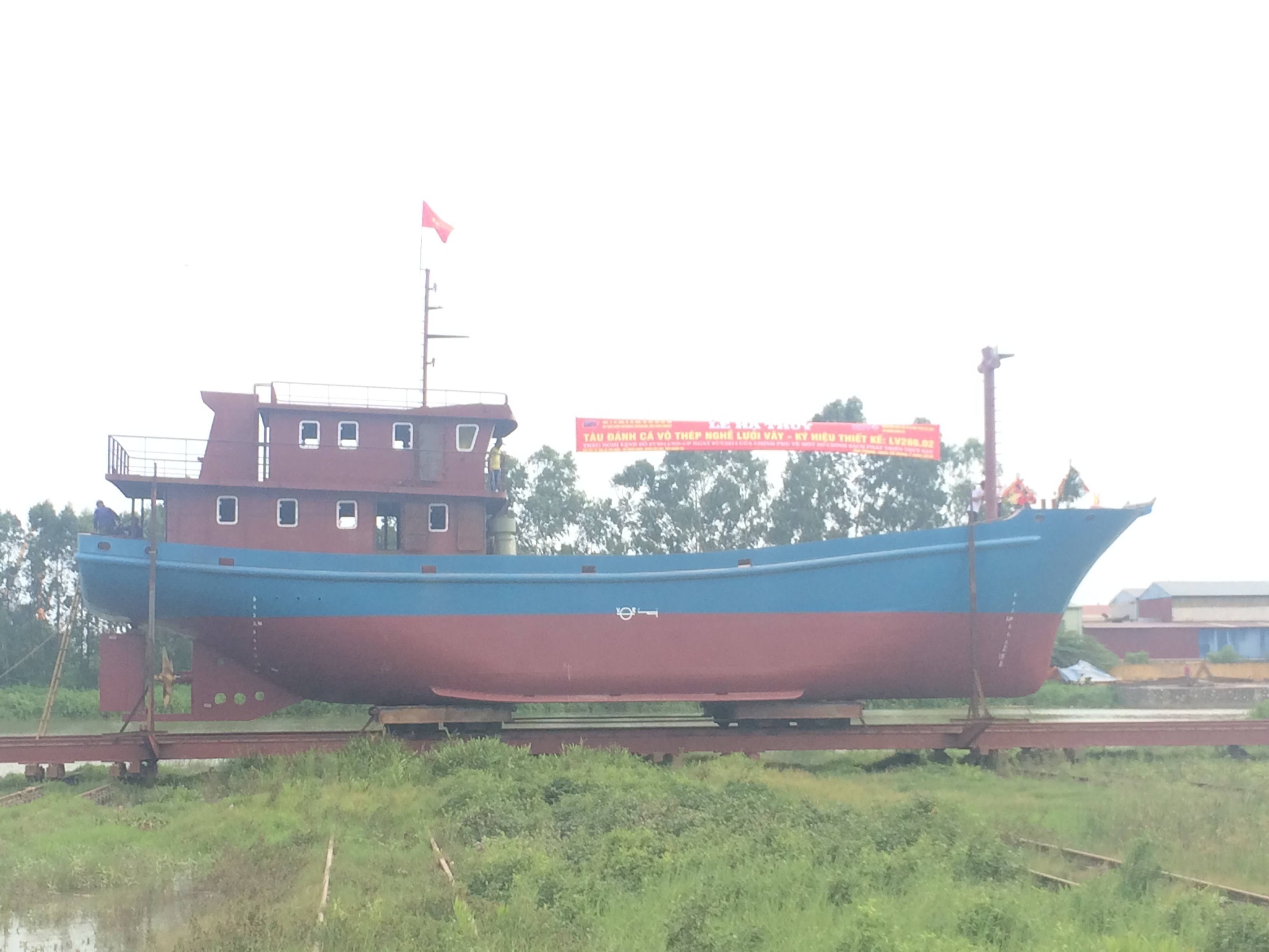 Hạ thủy tàu đánh cá vỏ thép nghề Lưới vây - LV 286.02 theo Nghị định 67/2014/NĐ-CP của Chính phủ  ngày 07/7/2014